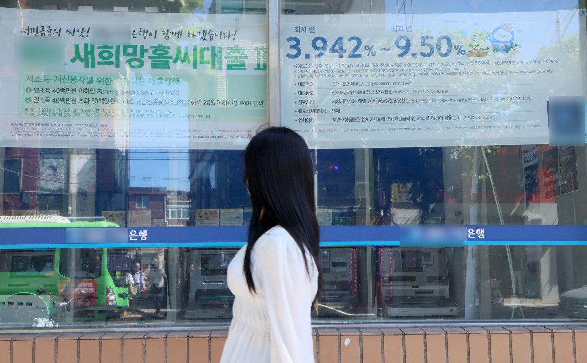 ▲올해 2분기 말 우리나라 명목 국내총생산(GDP) 대비 가계부채 비율이 10년 만에 최저 수준까지 하락해 정부 목표치 조기 달성을 눈앞에 둔 것으로 추정된다. 가계부채가 지속 증가하는 가운데 명목 GDP가 더 빠르게 늘면서 이 비율이 계단식 하락 흐름을 보이는 것으로 분석된다. 16일 한국은행과 국제결제은행(BIS) 통계에 따르면, 올해 2분기 말 기준 GDP 대비 가계부채 비율은 81.3% 안팎으로 추산된다. 이 추정치가 실제 수치로 확인되면 BIS의 과거 통계와 비교해 2016년 2분기(80.2%) 이후 10년 만에 가장 낮은 수준이 된다. 정부는 2030년까지 GDP 대비 가계부채 비율을 80% 수준으로 낮추겠다는 목표를 제시한 상태다. 이날 서울의 한 은행 영업점 앞에 대출 관련 홍보물이 게시돼 있다. 신태현 기자 holjjak@