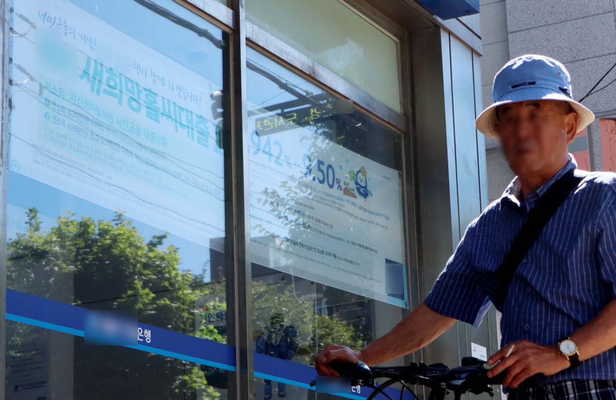 ▲올해 2분기 말 우리나라 명목 국내총생산(GDP) 대비 가계부채 비율이 10년 만에 최저 수준까지 하락해 정부 목표치 조기 달성을 눈앞에 둔 것으로 추정된다. 가계부채가 지속 증가하는 가운데 명목 GDP가 더 빠르게 늘면서 이 비율이 계단식 하락 흐름을 보이는 것으로 분석된다. 16일 한국은행과 국제결제은행(BIS) 통계에 따르면, 올해 2분기 말 기준 GDP 대비 가계부채 비율은 81.3% 안팎으로 추산된다. 이 추정치가 실제 수치로 확인되면 BIS의 과거 통계와 비교해 2016년 2분기(80.2%) 이후 10년 만에 가장 낮은 수준이 된다. 정부는 2030년까지 GDP 대비 가계부채 비율을 80% 수준으로 낮추겠다는 목표를 제시한 상태다. 이날 서울의 한 은행 영업점 앞에 대출 관련 홍보물이 게시돼 있다. 신태현 기자 holjjak@