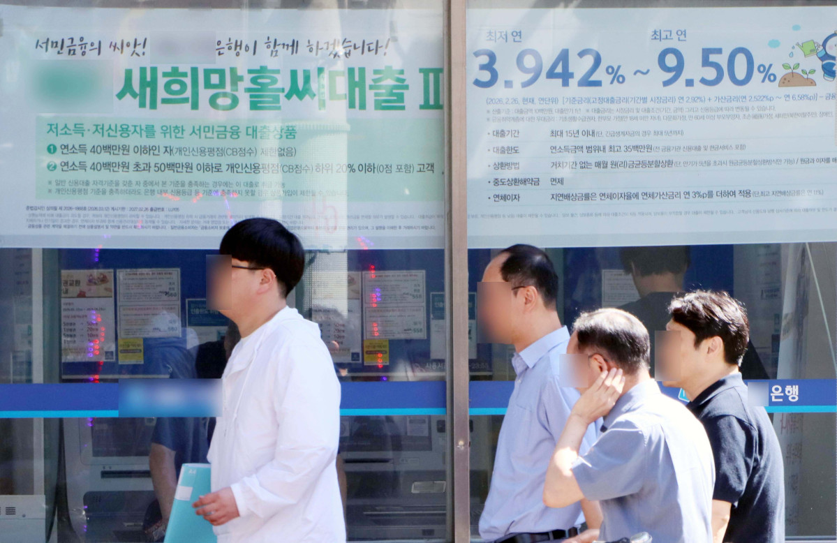 ▲올해 2분기 말 우리나라 명목 국내총생산(GDP) 대비 가계부채 비율이 10년 만에 최저 수준까지 하락해 정부 목표치 조기 달성을 눈앞에 둔 것으로 추정된다. 가계부채가 지속 증가하는 가운데 명목 GDP가 더 빠르게 늘면서 이 비율이 계단식 하락 흐름을 보이는 것으로 분석된다. 16일 한국은행과 국제결제은행(BIS) 통계에 따르면, 올해 2분기 말 기준 GDP 대비 가계부채 비율은 81.3% 안팎으로 추산된다. 이 추정치가 실제 수치로 확인되면 BIS의 과거 통계와 비교해 2016년 2분기(80.2%) 이후 10년 만에 가장 낮은 수준이 된다. 정부는 2030년까지 GDP 대비 가계부채 비율을 80% 수준으로 낮추겠다는 목표를 제시한 상태다. 이날 서울의 한 은행 영업점 앞에 대출 관련 홍보물이 게시돼 있다. 신태현 기자 holjjak@