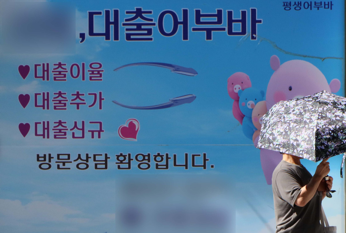 ▲올해 2분기 말 우리나라 명목 국내총생산(GDP) 대비 가계부채 비율이 10년 만에 최저 수준까지 하락해 정부 목표치 조기 달성을 눈앞에 둔 것으로 추정된다. 가계부채가 지속 증가하는 가운데 명목 GDP가 더 빠르게 늘면서 이 비율이 계단식 하락 흐름을 보이는 것으로 분석된다. 16일 한국은행과 국제결제은행(BIS) 통계에 따르면, 올해 2분기 말 기준 GDP 대비 가계부채 비율은 81.3% 안팎으로 추산된다. 이 추정치가 실제 수치로 확인되면 BIS의 과거 통계와 비교해 2016년 2분기(80.2%) 이후 10년 만에 가장 낮은 수준이 된다. 정부는 2030년까지 GDP 대비 가계부채 비율을 80% 수준으로 낮추겠다는 목표를 제시한 상태다. 이날 서울의 한 은행 영업점 앞에 대출 관련 홍보물이 게시돼 있다. 신태현 기자 holjjak@