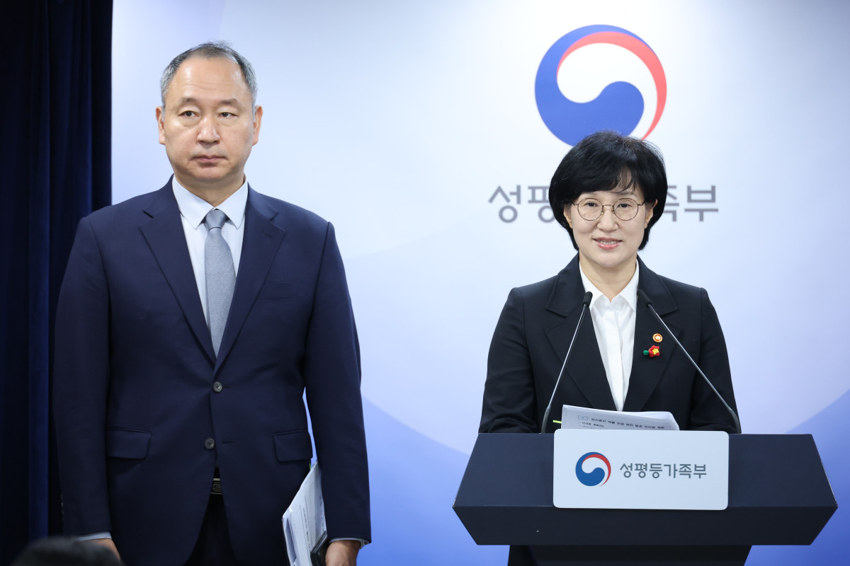 ▲<YONHAP PHOTO-4039> 임신중지 약물 도입 방안 브리핑하는 원민경 성평등가족부 장관 (서울=연합뉴스) 안정원 기자 = 원민경 성평등가족부 장관이 16일 서울 종로구 정부서울청사에서 임신중지 약물 도입 방안 브리핑을 하고 있다. 2026.9.16 jeong@yna.co.kr/2026-09-16 11:09:28/<저작권자 ⓒ 1980-2026 ㈜연합뉴스. 무단 전재 재배포 금지, AI 학습 및 활용 금지>