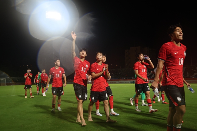 ▲15일 일본 나고야 미즈호 공원 럭비경기장에서 열린 2026 아이치·나고야 아시안게임 남자 축구 D조 1차전 대한민국 대 카타르의 경기에서 4-1로 승리한 한국 선수들이 관중을 향해 인사하고 있다. (연합뉴스)