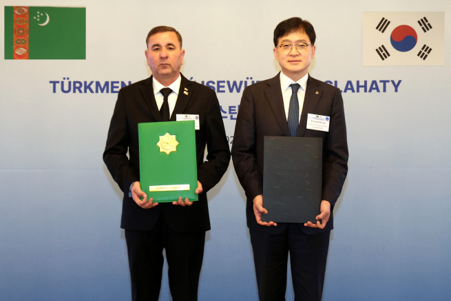 ▲이강석 대우건설 대표(오른쪽)과 두르디 겐지예프(Durdy Genjiyev) 투르크메니스탄 수자원관리위원회 위원장이 ‘카라쿰운하 현대화 사업 협력을 위한 업무협약(MOU)’을 체결 후 기념 촬영을 하고 있다. (사진제공=대우건설)