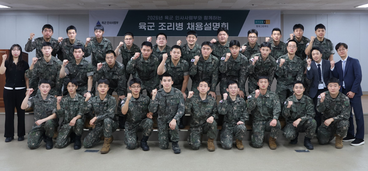 ▲16일 오전, 서울 강동구 현대백화점그룹 인재개발원에서 전역 예정인 조리 특기 육군 장병들이 현대그린푸드 채용 설명회에 참여한 뒤 기념사진을 촬영하고 있는 모습. (사진제공=현대그린푸드)