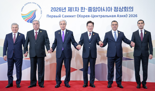 ▲이재명 대통령이 16일 서울 한 호텔에서 열린 2026년 제1차 한·중앙아시아 정상회의에 참석한 각국 정상들과 기념촬영을 하고 있다. 왼쪽부터 샤브카트 미르지요예프 우즈베키스탄 대통령, 에모말리 라흐몬 타지키스탄 대통령, 카심-조마르트 토카예프 카자흐스탄 대통령, 이 대통령, 사디르 자파로프 키르기스스탄 대통령, 세르다르 베르디무하메도프 투르크메니스탄 대통령. (연합뉴스)