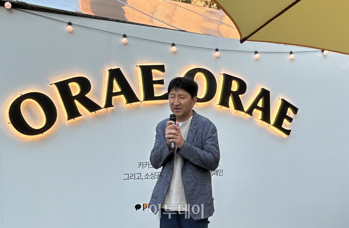 ▲서울 성수동 카카오페이 '오래오래 함께가게' 팝업에서 이윤근 카카오페이 ESG협의체장(부사장)이 캠페인에 대해 설명하고 있다. (사진=연희진 기자 toyo@)