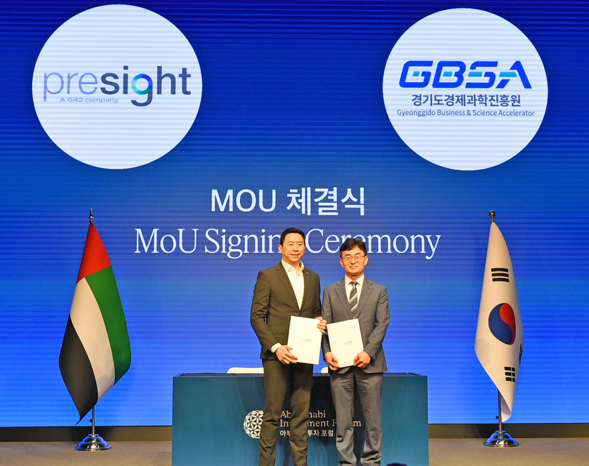 ▲김현곤 경기도경제과학진흥원장(오른쪽)과 토마스 프라모테담 프리사이트 최고경영자가 16일 서울 JW메리어트 호텔에서 열린 ‘UAE 투자유치설명회(ADIF Seoul)’에서 투자·사업 협력 업무협약을 체결한 뒤 협약서를 들어 보이고 있다. (경기도경제과학진흥원)
