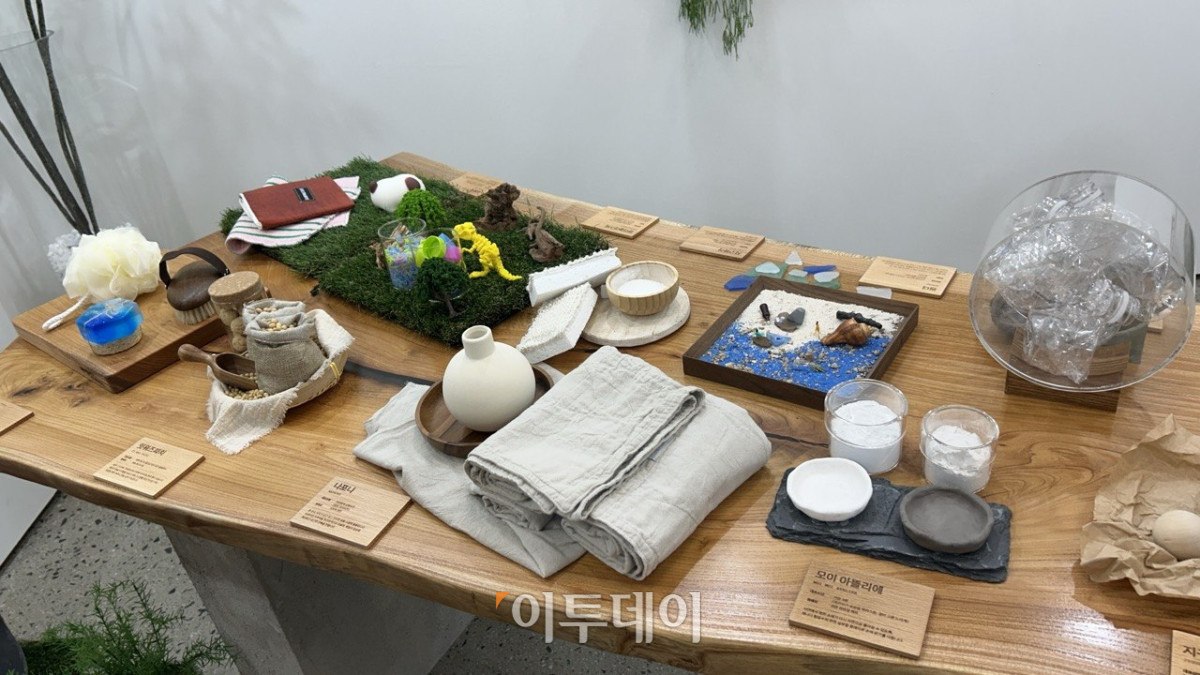 ▲서울 성수동 카카오페이 '오래오래 함께가게' 팝업 내부에 소상공인 브랜드의 제품, 원재료, 이야기를 이루는 미니어처 등이 진열돼 있다. (사진=연희진 기자 toyo@)