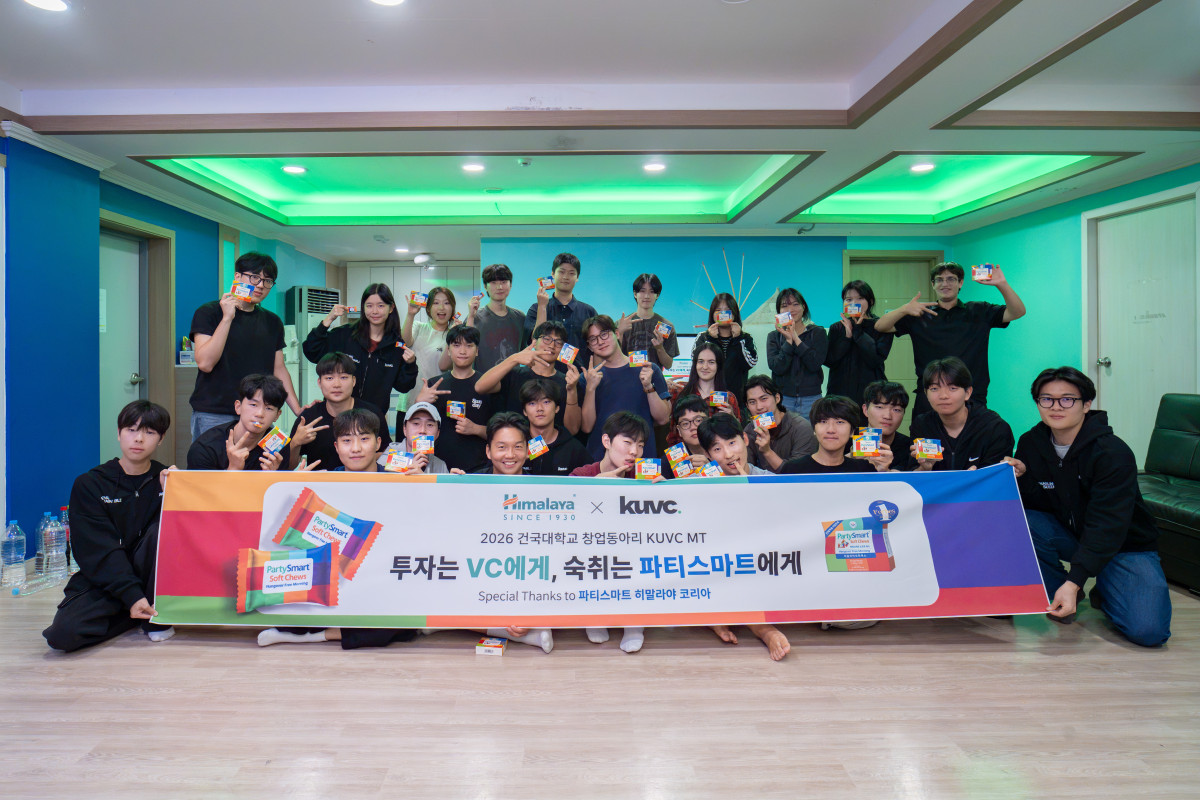 ▲노민 KUVC 회장 등 건국대학교 창업동아리 KUVC 구성원들이 2학기 멤버십트레이닝 행사에서 히말라야 코리아의 파티스마트 제품을 들고 기념촬영을 하고 있다. (사진제공=건국대학교)
