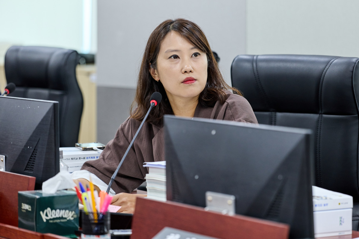 ▲최보라 경기도의회 의원. 최 의원은 15일 제393회 임시회 예산결산특별위원회 제3차 회의에서 ‘경기도형 긴급복지 지원’ 사업의 감액 편성을 점검했다. (경기도의회)