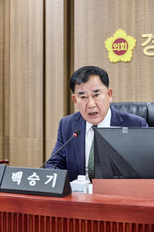 ▲백승기 경기도의회 경기도청 예산결산특별위원장. 백 위원장은 15일 제393회 임시회 예산결산특별위원회 제3차 회의에서 안성휴게소의원 운영 종료 과정의 의회 소통 문제를 제기했다. (경기도의회)