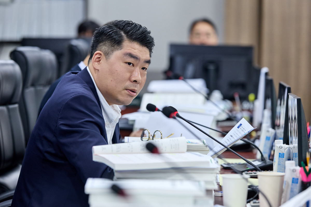 ▲유경현 경기도의회 의원. 유 의원은 15일 보건건강국 소관 제2회 추가경정예산안 심사에서 ‘우리 회사 건강주치의’ 사업의 감액과 일몰 검토 문제를 질의했다. (경기도의회)