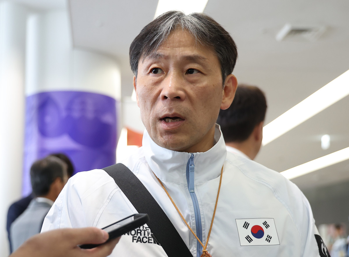 ▲2026 아이치·나고야 아시안게임에 출전하는 대한민국 기계체조 국가대표 이주형 감독이 16일 일본 아이치현 츄부국제공항을 통해 입국해 취재진 질문에 답하고 있다. (연합뉴스)