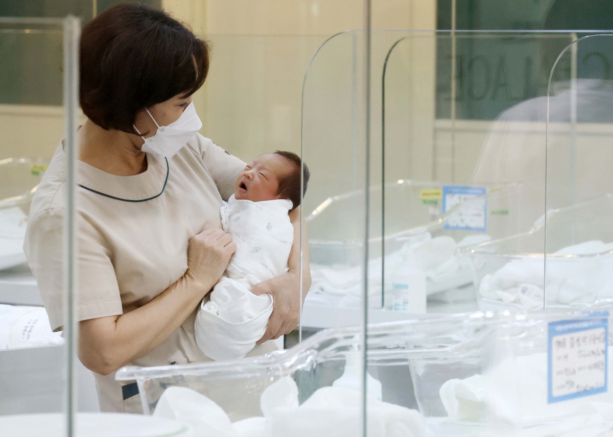 ▲서울 양천구 신월동에 위치한 서울형 안심 산후조리원에서 한 간호사가 신생아를 돌보고 있다. (신태현 기자 holjjak@)