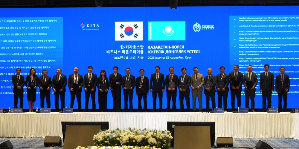 ▲9월 15일 열린 한-카자흐스탄 비즈니스 라운드테이블에서 양국 주요 인사들이 MOU 체결을 기념해 사진 촬영을 하고 있다. 사진 오른쪽 첫 번째에 최원석 두나무 글로벌사업총괄 부사장. (사진=두나무)