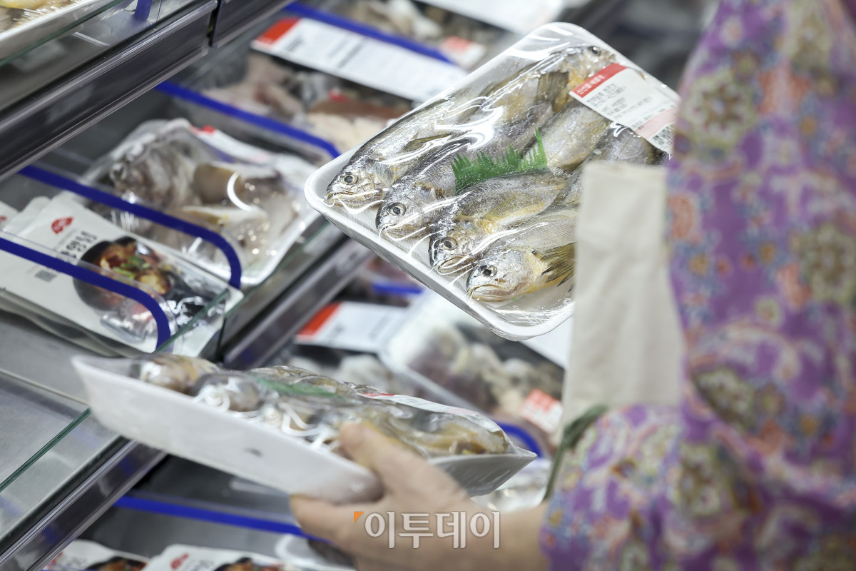 ▲추석 명절을 앞두고 있는 16일 서울 시내의 한 대형마트를 찾은 시민들이 장을 보고 있다. 한국물가협회에 따르면 올해 추석 차례상 준비 비용은 전통시장 30만3천750원, 대형마트 36만1천300원으로 전통시장이 5만7천550원 저렴한 것으로 나타났다. 고성준 기자 joonko1@