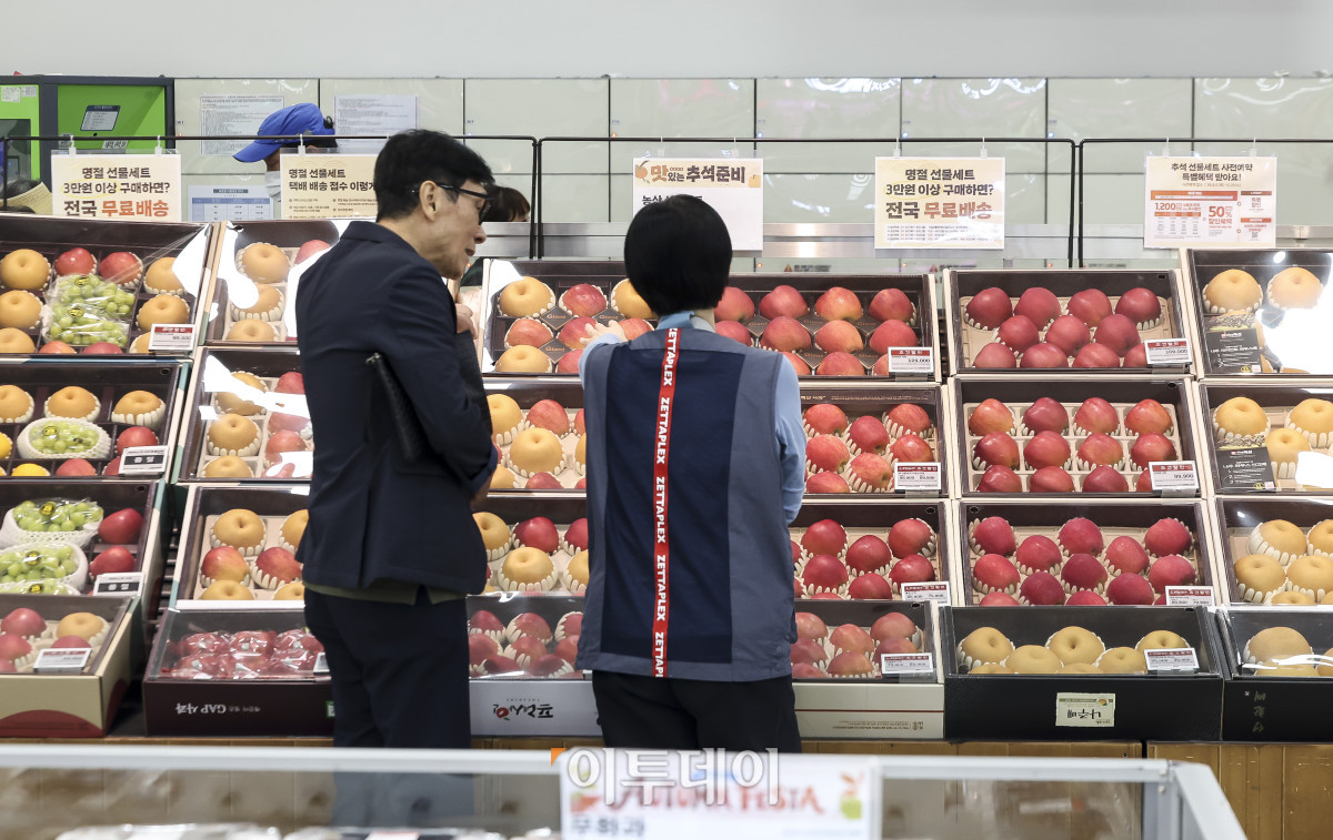 ▲추석 명절을 앞두고 있는 16일 서울 시내의 한 대형마트를 찾은 시민들이 장을 보고 있다. 한국물가협회에 따르면 올해 추석 차례상 준비 비용은 전통시장 30만3천750원, 대형마트 36만1천300원으로 전통시장이 5만7천550원 저렴한 것으로 나타났다. 고성준 기자 joonko1@