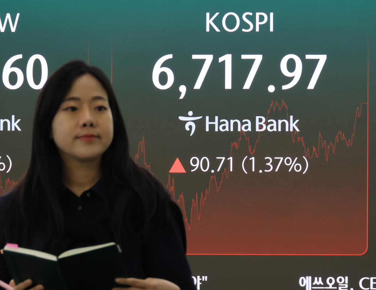 ▲<YONHAP PHOTO-5625> 코스피, 1%대 올라 6,700대 회복 (서울=연합뉴스) 최재구 기자 = 16일 서울 중구 하나은행 본점 딜링룸에 코스피가 표시되고 있다. 이날 코스피는 전장보다 90.71포인트(1.37%) 오른 6,717.97에 장을 마치며 5거래일 만에 상승세로 돌아섰다. 2026.9.16 jjaeck9@yna.co.kr/2026-09-16 15:44:03/<저작권자 ⓒ 1980-2026 ㈜연합뉴스. 무단 전재 재배포 금지, AI 학습 및 활용 금지>