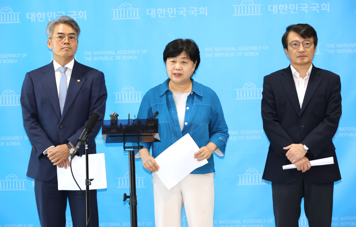 ▲국회 법제사법위원회 서영교 위원장(가운데)과 더불어민주당 간사인 김의겸 의원(오른쪽), 김기표 의원이 16일 국회 소통관에서 김승원 법무부 장관 후보자 인사청문회와 관련, "적격, 적합" 의견을 밝히고 있다. 사진=연합뉴스