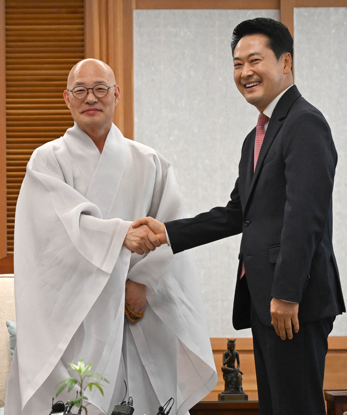 ▲국민의힘 장동혁 대표가 16일 서울 종로구 조계사를 방문해 대한불교조계종 총무원장 진우스님과 악수하고 있다. (연합뉴스)