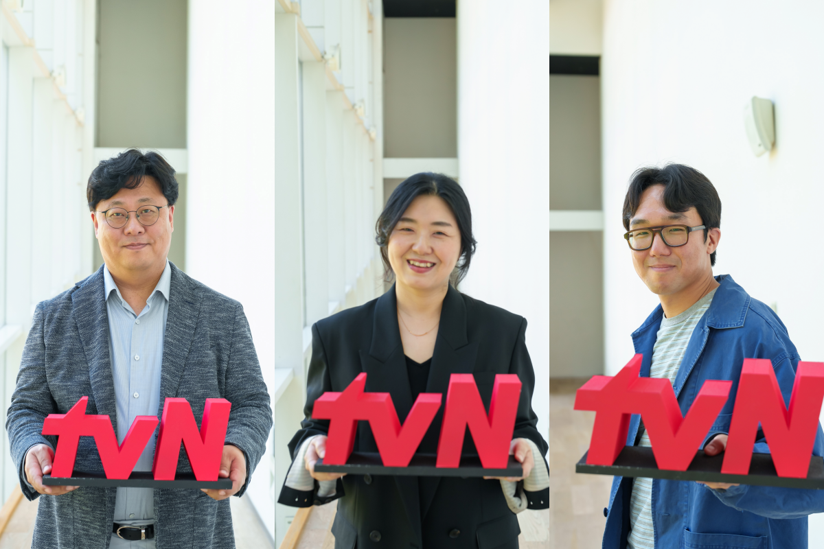 ▲김호준(왼쪽부터) CP, 장신애 CP, 함승훈 감독. (사진제공=tvN)