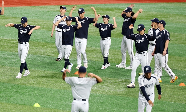 ▲야구대표팀 선수들이 16일 고척스카이돔에서 열린 2026 아이치·나고야 아시안게임 공식 훈련에서 몸을 풀고 있다. (연합뉴스)