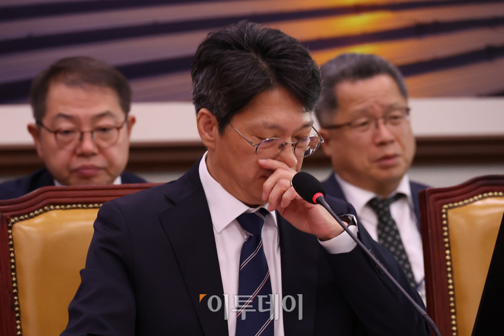 ▲홍지선 국토교통부 장관 후보자가 16일 서울 여의도 국회에 국토교통위원회에서 열린 인사청문회에서 코를 만지고 있다. 고이란 기자 photoeran@