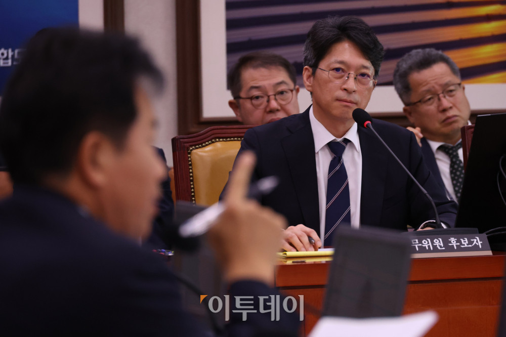 ▲홍지선 국토교통부 장관 후보자가 16일 서울 여의도 국회에 국토교통위원회에서 열린 인사청문회에서 의원 질의를 경청하고 있다. 고이란 기자 photoeran@