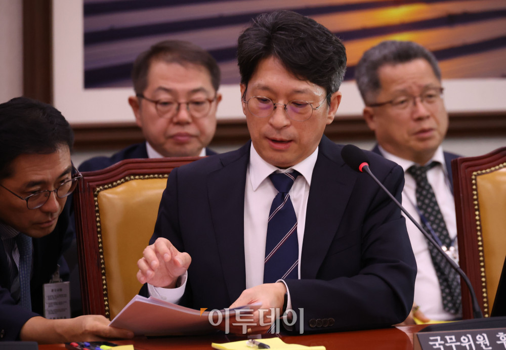 ▲홍지선 국토교통부 장관 후보자가 16일 서울 여의도 국회에 국토교통위원회에서 열린 인사청문회에서 자료를 전달받고 있다. 고이란 기자 photoeran@