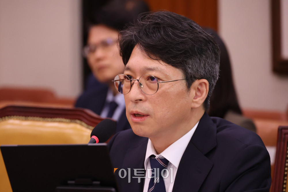 ▲홍지선 국토교통부 장관 후보자가 16일 서울 여의도 국회에 국토교통위원회에서 열린 인사청문회에서 의원 질의에 답하고 있다. 고이란 기자 photoeran@
