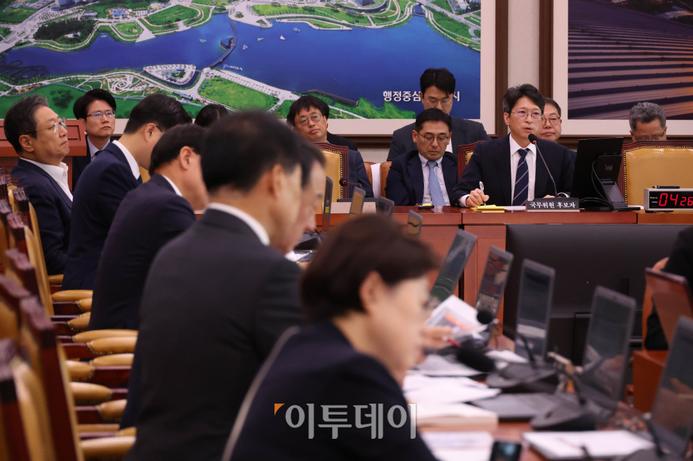 ▲홍지선 국토교통부 장관 후보자가 16일 서울 여의도 국회에 국토교통위원회에서 열린 인사청문회에서 의원 질의에 답하고 있다. 고이란 기자 photoeran@