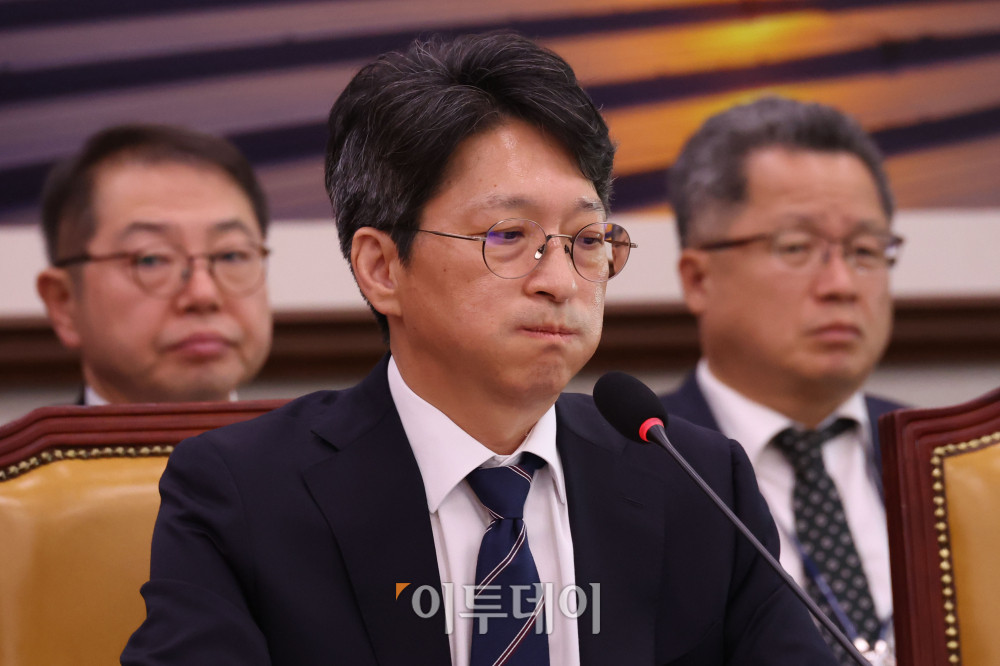 ▲홍지선 국토교통부 장관 후보자가 16일 서울 여의도 국회에 국토교통위원회에서 열린 인사청문회에서 의원 질의에 답하고 있다. 고이란 기자 photoeran@