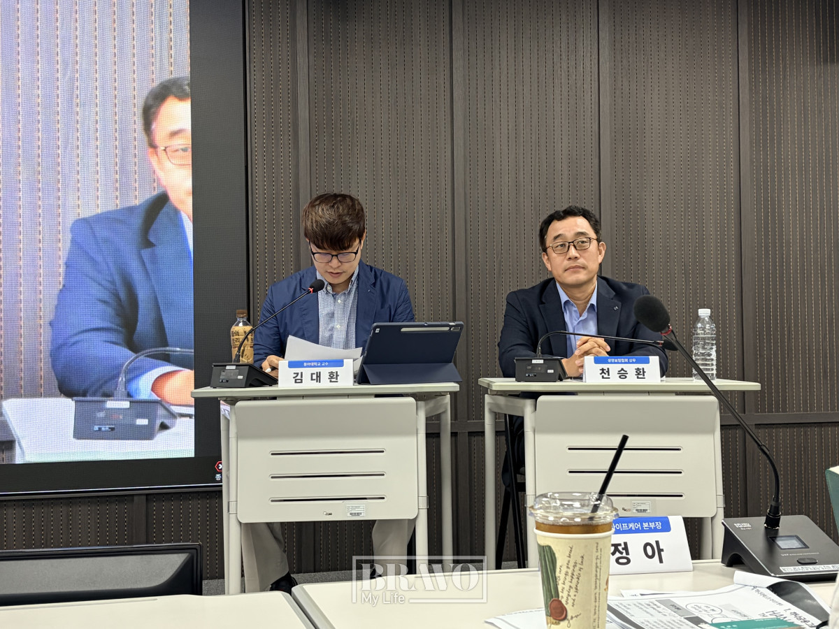 ▲16일 보험연구원 산학세미나에서 토론이 진행됐다. (왼쪽부터) 좌장을 맡은 김대환 동아대학교 교수, 천승환 생명보험협회 상무가 참석했다.(박지수 기자 jsp@)