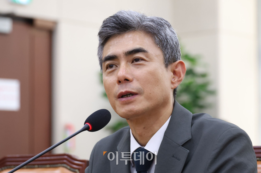 ▲강신철 국방부 장관 후보자가 16일 서울 여의도 국회 국방위원회에서 열린 인사청문회에서 의원 질의에 답하고 있다. 고이란 기자 photoeran@