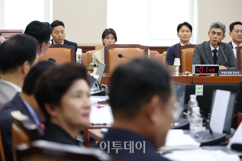 ▲강신철 국방부 장관 후보자가 16일 서울 여의도 국회 국방위원회에서 열린 인사청문회에서 의원 질의에 답하고 있다. 고이란 기자 photoeran@