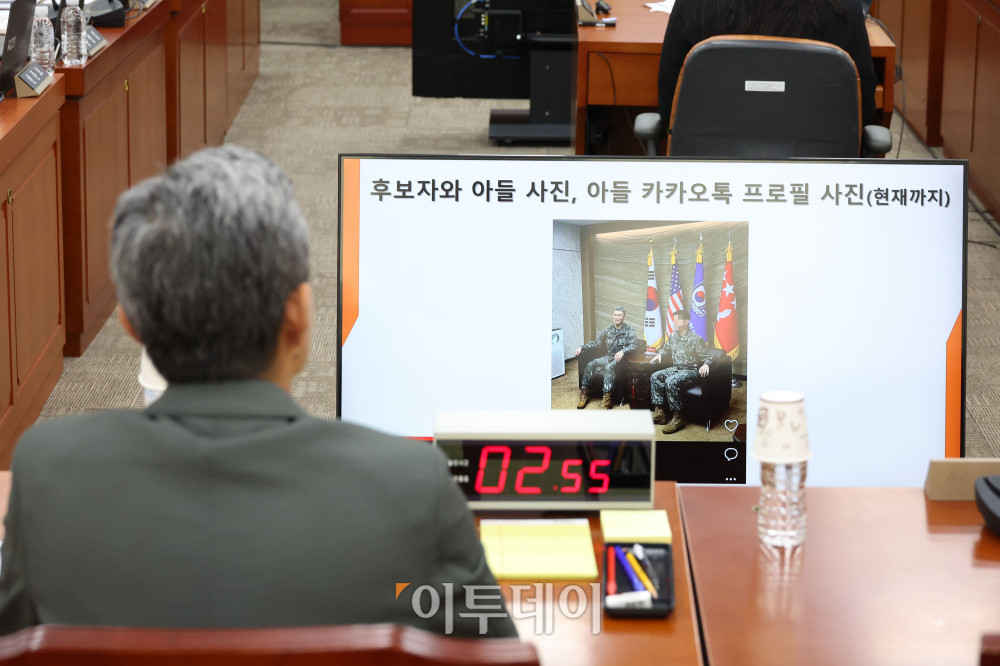 ▲강신철 국방부 장관 후보자가 16일 서울 여의도 국회 국방위원회에서 열린 인사청문회에서 천하람 개혁신당 의원의 질의 자료인 후보자 아들의 카카오톡에 올라온 사진을 보고 있다. 고이란 기자 photoeran@