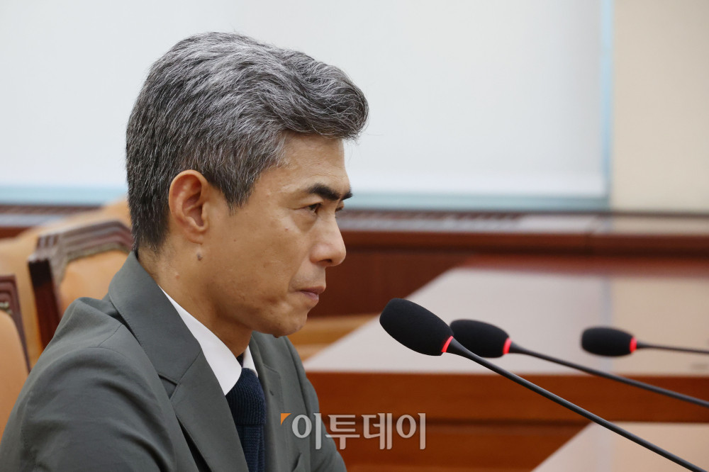 ▲강신철 국방부 장관 후보자가 16일 서울 여의도 국회 국방위원회에서 열린 인사청문회에서 의원 질의에 답하고 있다. 고이란 기자 photoeran@