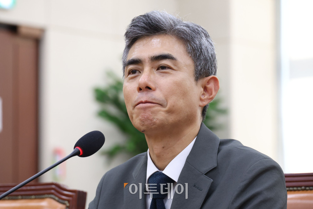 ▲강신철 국방부 장관 후보자가 16일 서울 여의도 국회 국방위원회에서 열린 인사청문회에서 의원 질의에 답하고 있다. 고이란 기자 photoeran@