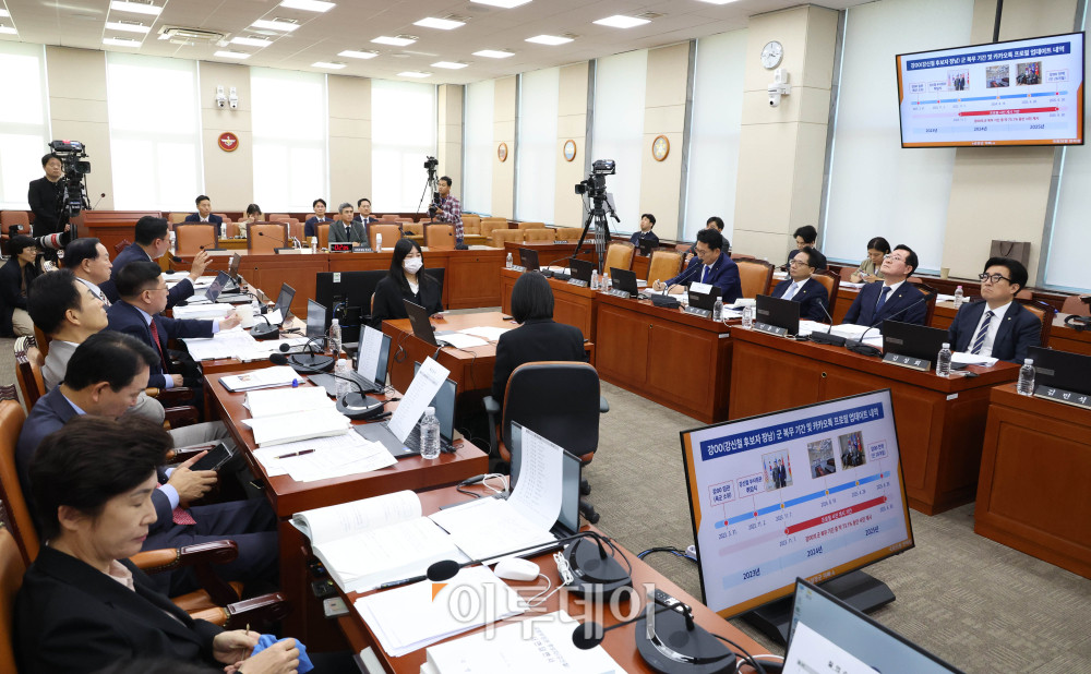 ▲강신철 국방부 장관 후보자가 16일 서울 여의도 국회 국방위원회에서 열린 인사청문회에서 의원 질의에 답하고 있다. 고이란 기자 photoeran@