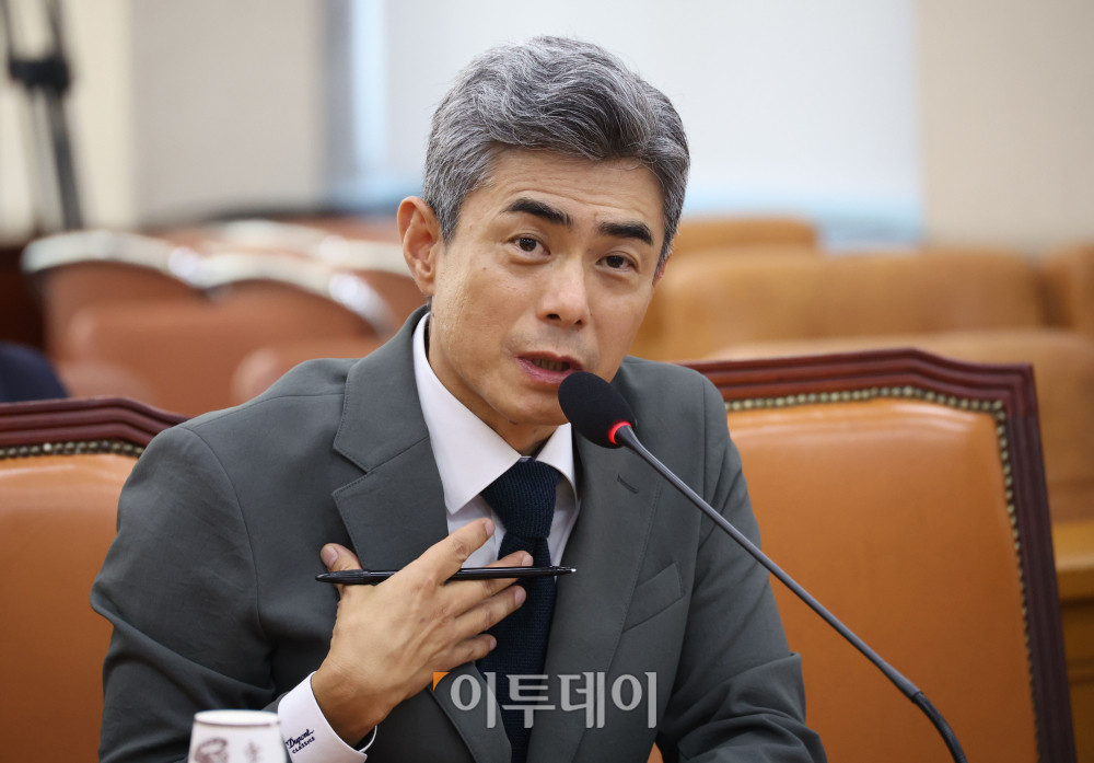 ▲강신철 국방부 장관 후보자가 16일 서울 여의도 국회 국방위원회에서 열린 인사청문회에서 의원 질의에 답하고 있다. 고이란 기자 photoeran@