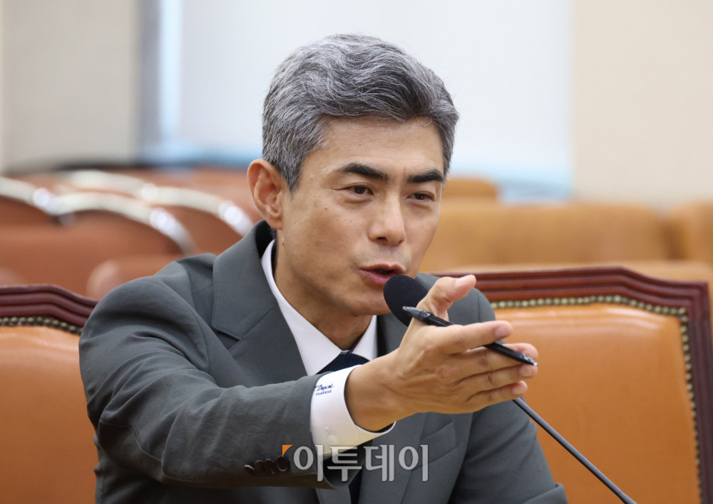 ▲강신철 국방부 장관 후보자가 16일 서울 여의도 국회 국방위원회에서 열린 인사청문회에서 의원 질의에 답하고 있다. 고이란 기자 photoeran@