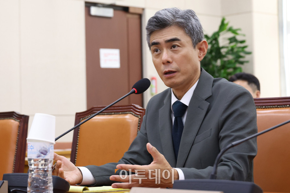 ▲강신철 국방부 장관 후보자가 16일 서울 여의도 국회 국방위원회에서 열린 인사청문회에서 의원 질의에 답하고 있다. 고이란 기자 photoeran@