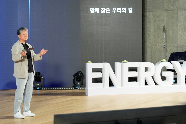 ▲주우정 현대엔지니어링 대표가 7월 30일 서울 종로구 계동 본사에서 열린 가치체계 선포식에서 임직원들에게 새로운 가치체계에 관해 설명하고 있다. (사진제공=현대엔지니어링)