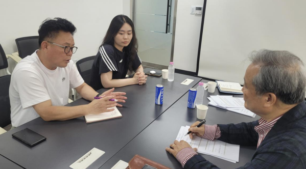 ▲김봉수 한국가업승계협회 이사장(오른쪽)이 한부영 대표와 한송이 후계자를 대상으로 거래처·재고·후계자 역할 등 가업승계 실행과제를 점검하고 있다. (사진제공=한국가업승계협회)