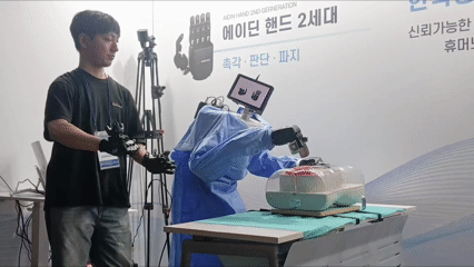 ▲16일 서울 강남구 일원 삼성생명빌딩에서 삼성서울병원이 휴머노이드 수술보조로봇 시연회를 개최한 가운데 에이딘로보틱스 관계자가 다관절 로봇핸드를 움직이고 있다. (한성주 기자 hsj@)