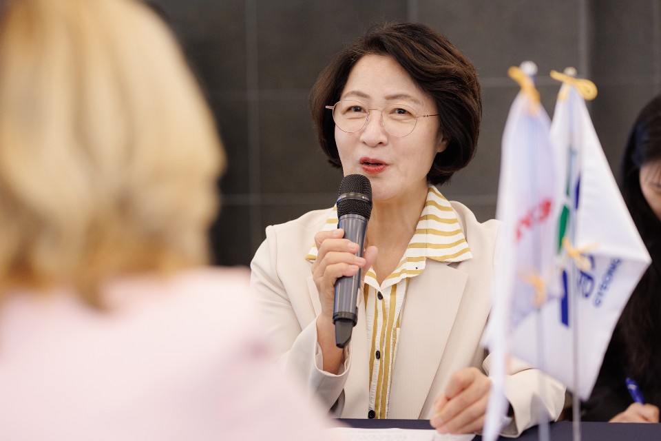 ▲추미애 경기도지사가 16일 수원 도담소에서 발레리 페크레스 프랑스 일드프랑스 주지사와 양 지역의 교류·협력 확대 방안을 논의하고 있다. (경기도)
