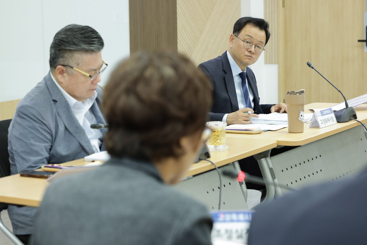 ▲16일 고양시청 대회의실에서 열린 시정회의에서 2027년도 본예산 편성 방향과 부서별 주요 사업에 대한 논의가 진행되고 있다. (고양특례시)