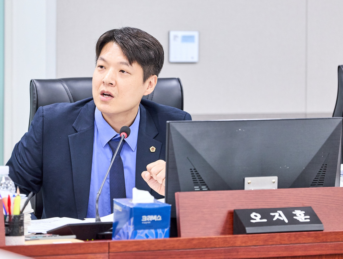 ▲오지훈 경기도의원이 16일 제393회 임시회 제4차 예산결산특별위원회에서 이민사회국과 미래평생교육국 소관 예산 감액과 관련해 질의하고 있다. (경기도의회)