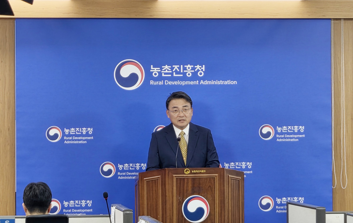 ▲김병석 농촌진흥청 국립식량과학원장이 16일 정부세종청사에서 브리핑을 열고 항산화 성분인 리그난 함량을 높인 참깨 ‘슬기’·‘로움’과 식물성 오메가-3 함량을 높인 들깨 ‘지안’의 보급·산업화 계획을 발표하고 있다. (사진제공=농촌진흥청)