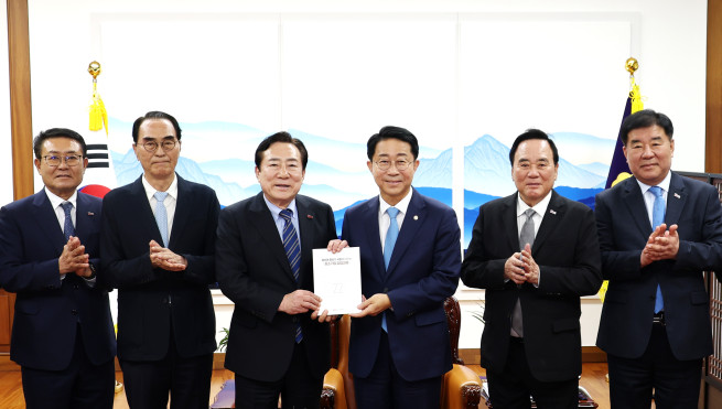 ▲김기문 중기중앙회장(왼쪽 세번째)등 회장단이 16일 조정식 국회의장(왼쪽 네번째)를 만나 중소기업 입법과제를 전달하고 있다. (사진제공=중소기업중앙회)